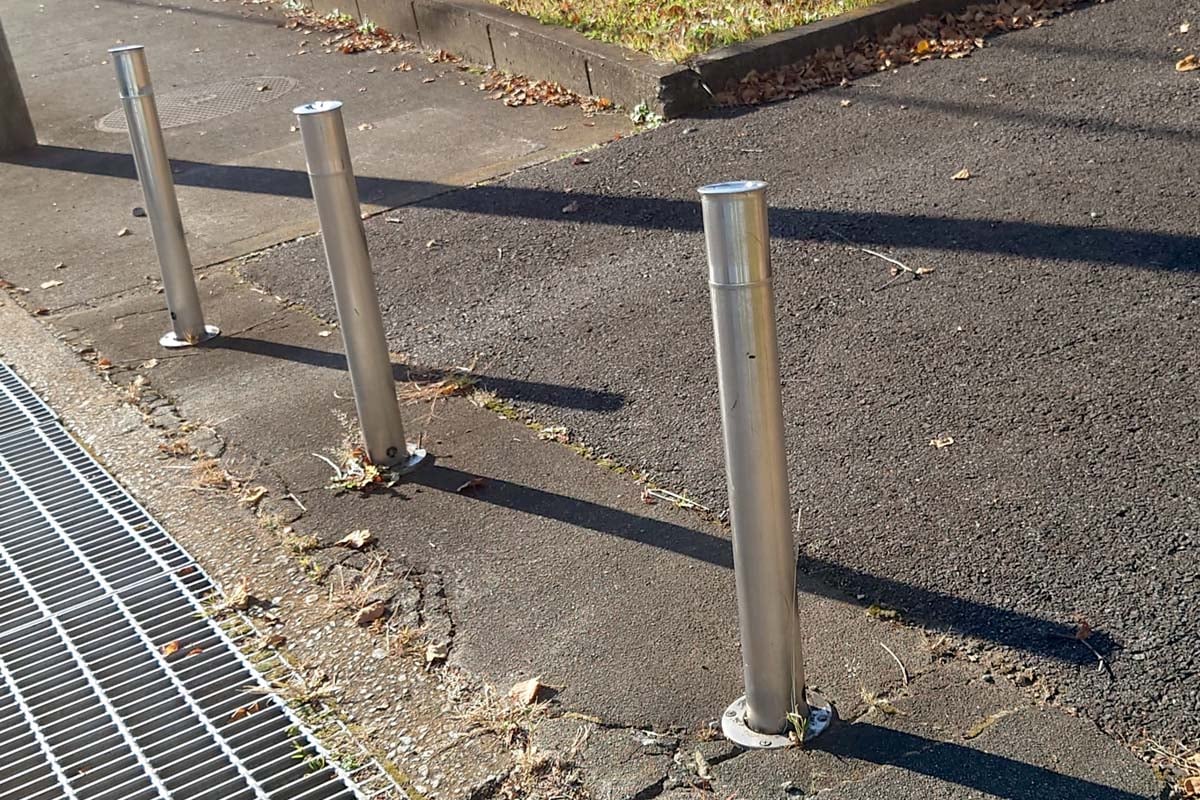車止めの金属ポール（画像：写真AC）