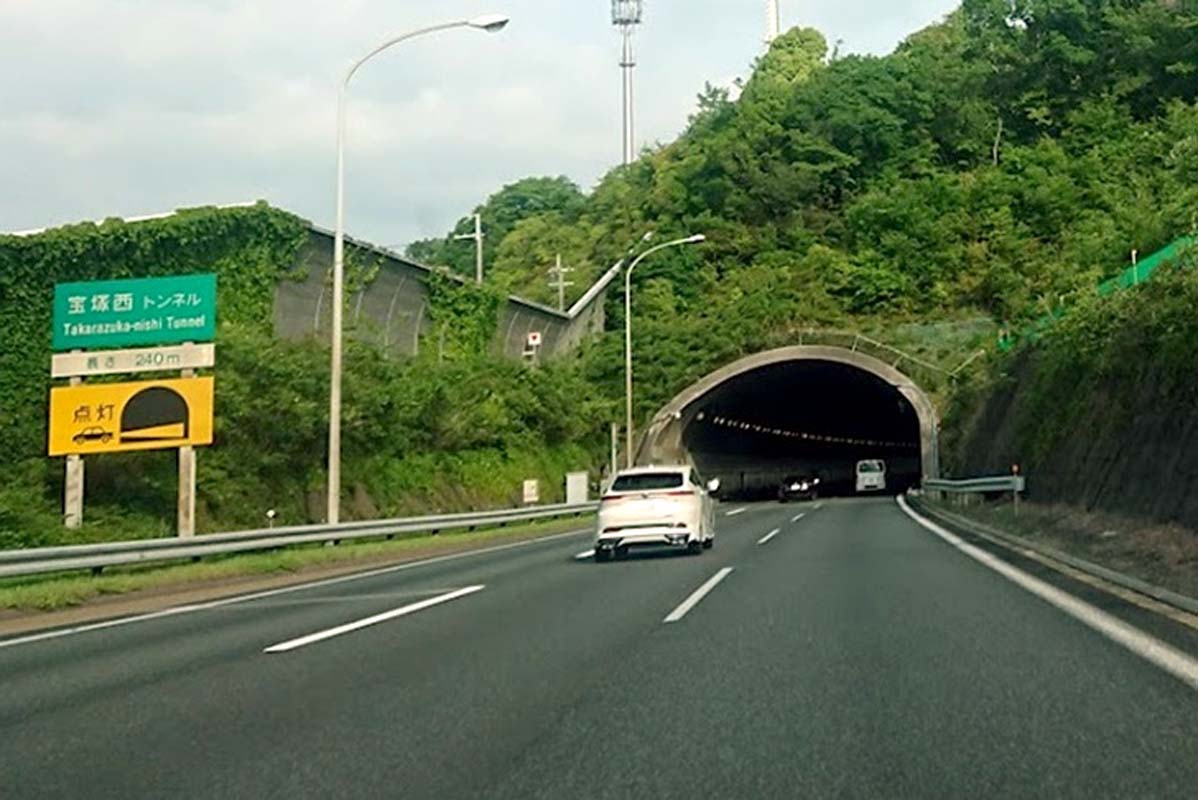 依然として渋滞が発生する中国道下り線。宝塚西トンネル（画像：都野塚也）