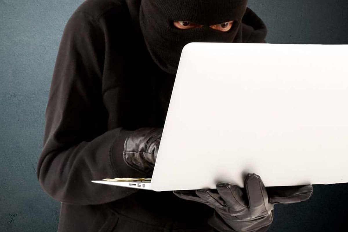 ネットで笑う人のイメージ（画像：写真AC）