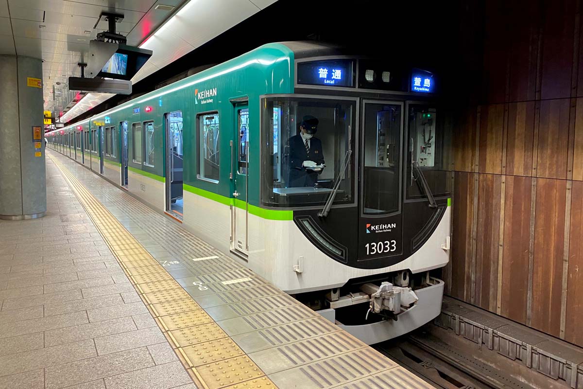 京阪中之島駅に到着した中之島線の列車（画像：高田泰）