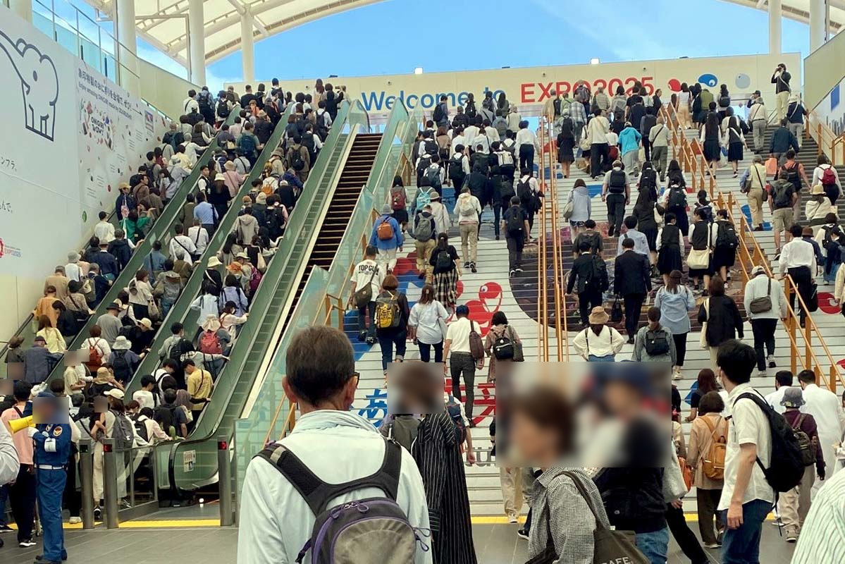 万博会場へ向かう人で埋まった大阪メトロ夢洲駅（画像：高田泰）