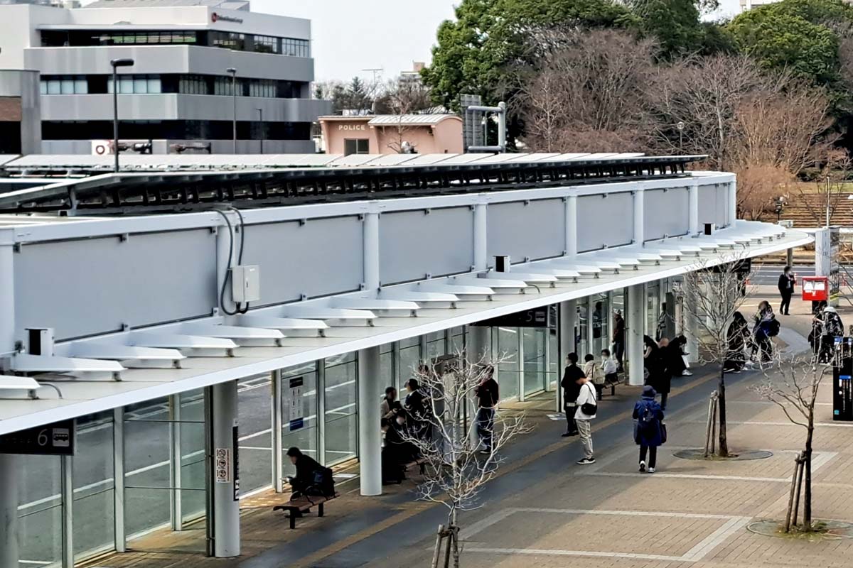 つくば駅前のバス乗り場（画像：写真AC）
