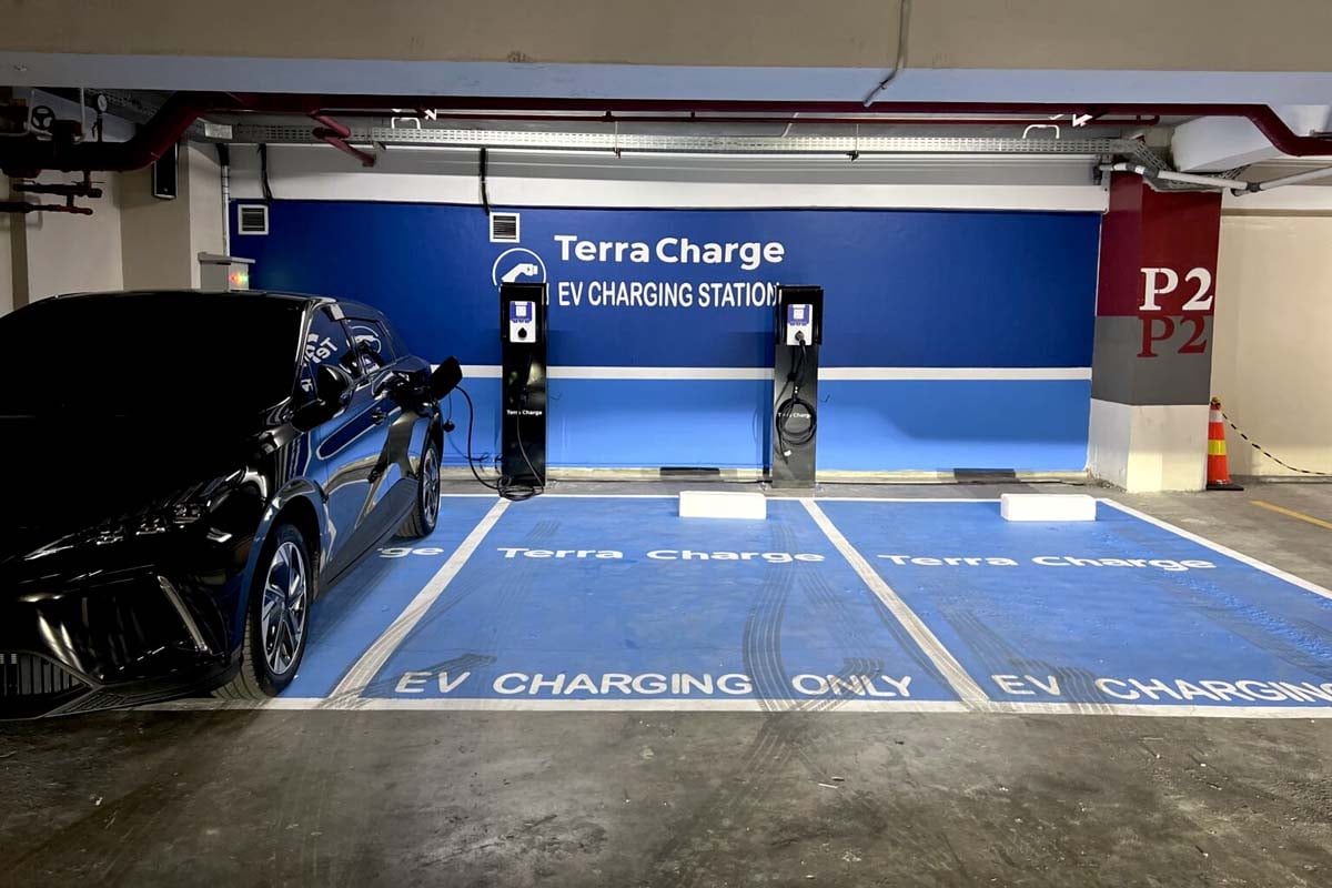 インドネシア・ジャカルタのショッピングモール内駐車場にあるEV充電サービス（画像：テラチャージ）