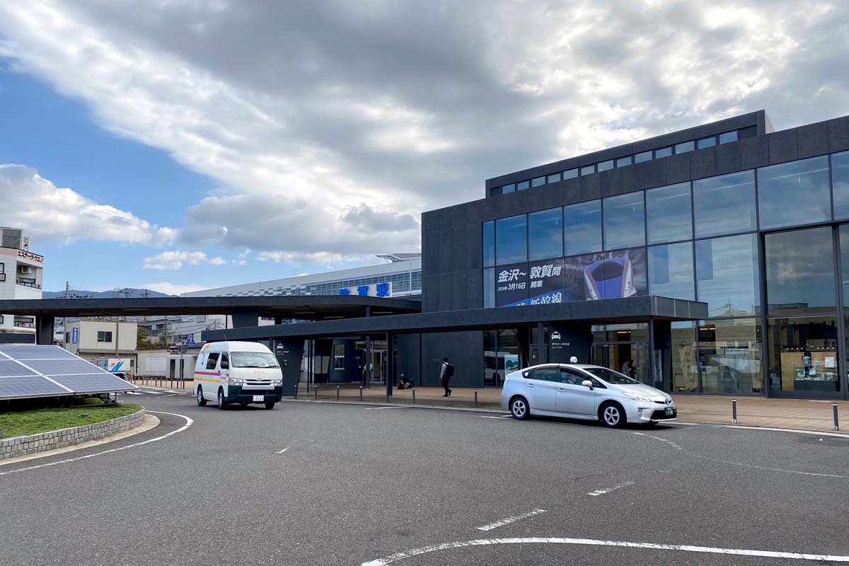 大阪方面の延伸ルートが決まらない敦賀駅（画像：高田泰）