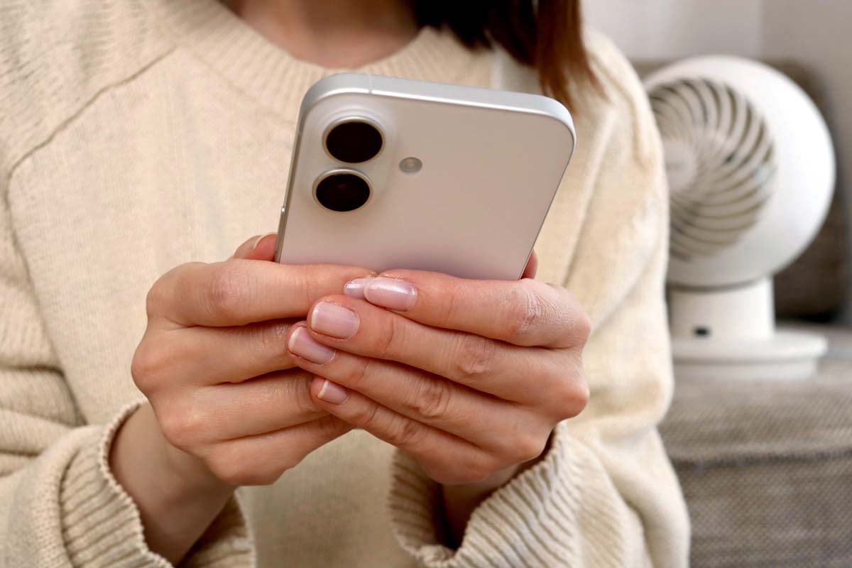 SNSを使う若い女性のイメージ（画像：写真AC）