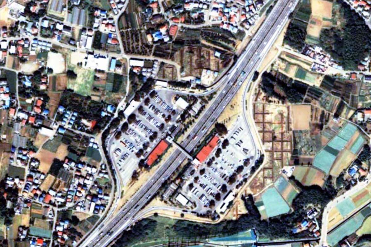 1990年頃の「海老名SA」周辺の航空写真（画像：国土地理院）