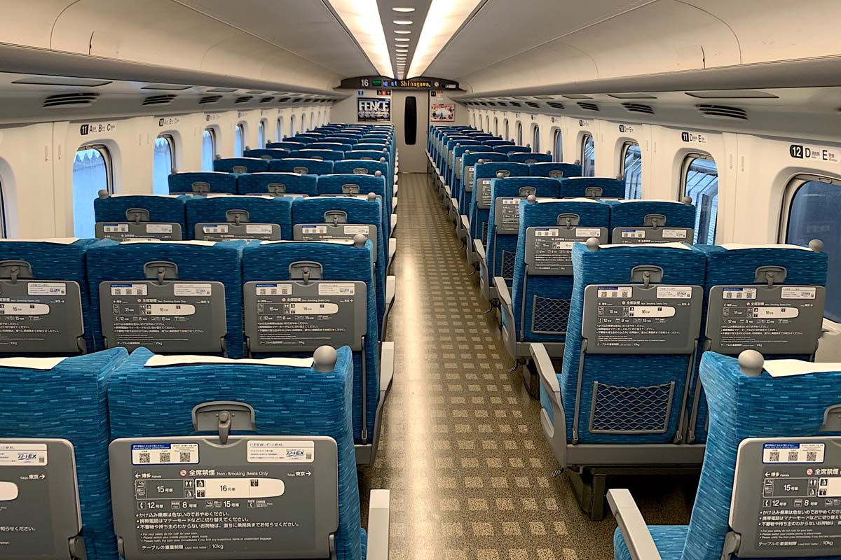 新幹線の車内(画像:写真AC)