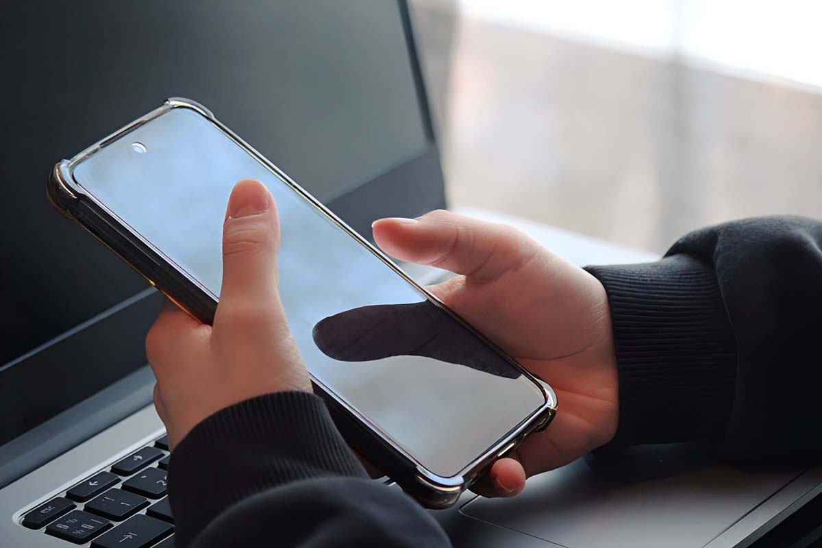 スマートフォンとノートPC(画像:写真AC)