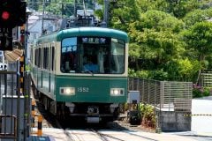 「路面電車が往くこの街で……」 江ノ電ファン必聴？ 新進気鋭女性シンガー・井上園子が紡ぐ、じっと我慢を超えて夢を引く街の旋律