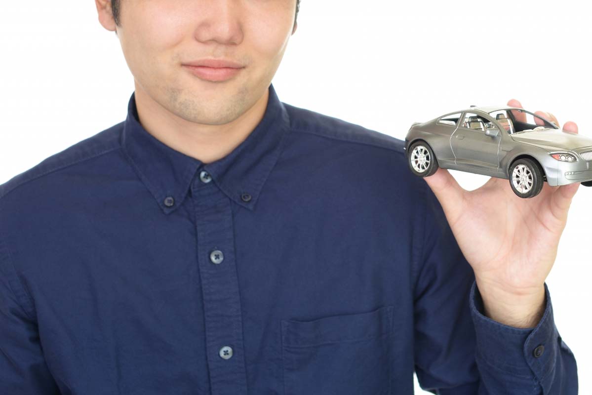 若者と自動車イメージ（画像：写真AC）