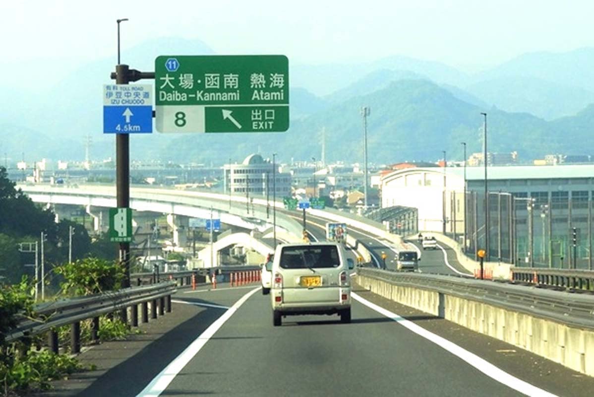 伊豆縦貫道下り線での走行（画像：写真AC）