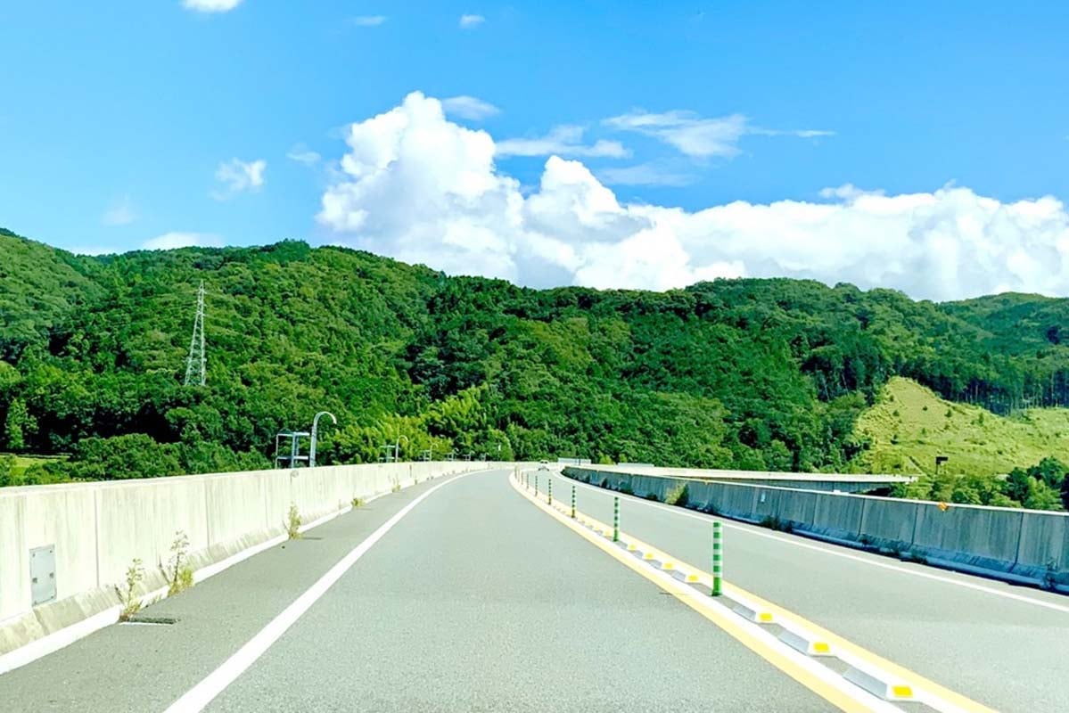 伊豆縦貫道下り線。天城越えの走行(画像:写真AC)