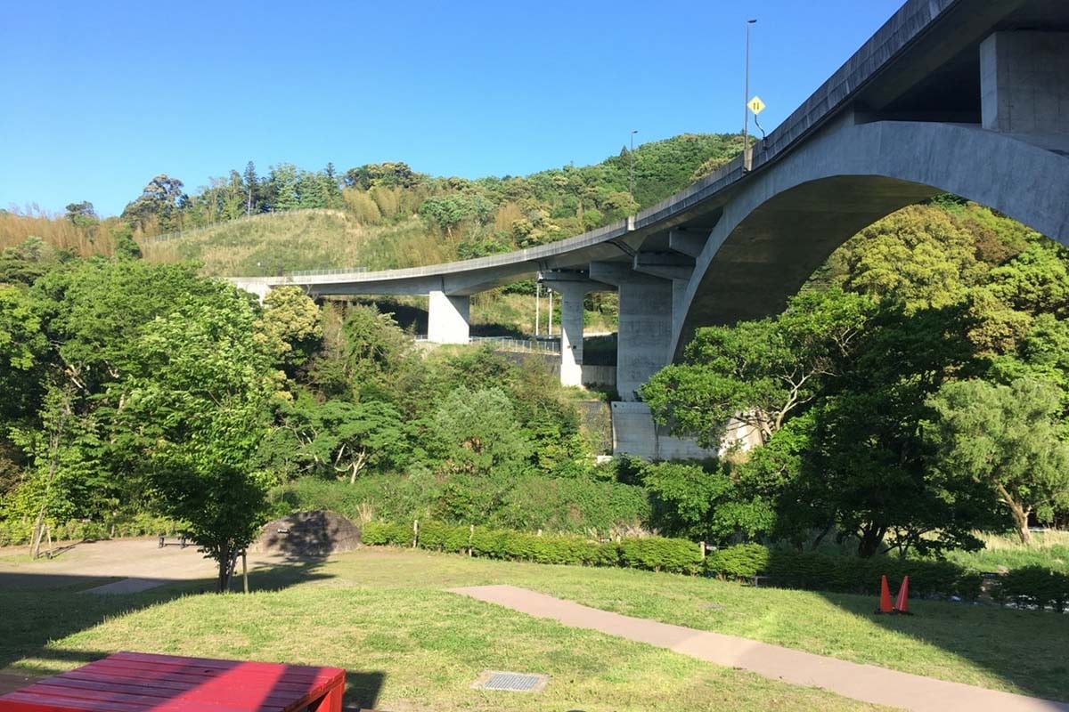 月ヶ瀬IC付近からみえる伊豆縦貫道（画像：写真AC）