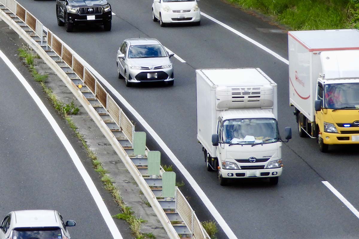 物流トラック（画像：写真AC）