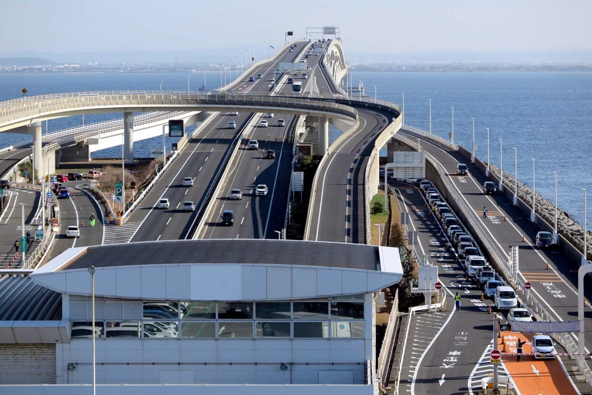 東京湾に浮かぶパーキングエリア「海ほたる」（画像：写真AC）