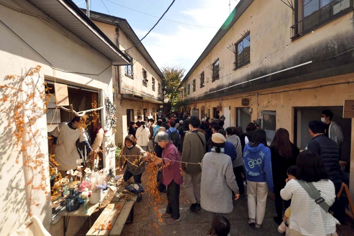 水上温泉で開催された廃墟マルシェ（写真：東京大学大学院都市デザイン研究室）