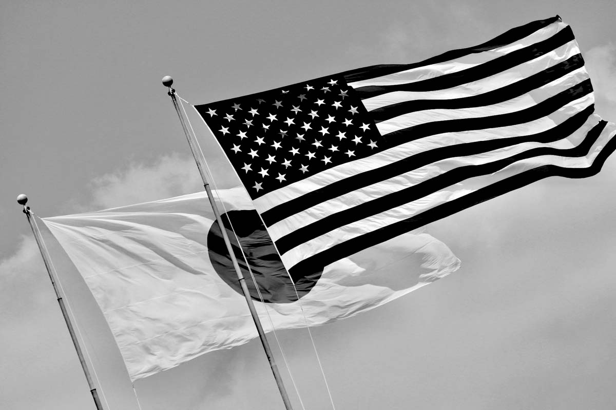 日米の旗（画像：写真AC）