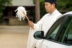 あなたの愛車は「お祓い済み」？ 58％が未経験！ そもそも意味あるの？ 車祓いの費用と意味を検証する