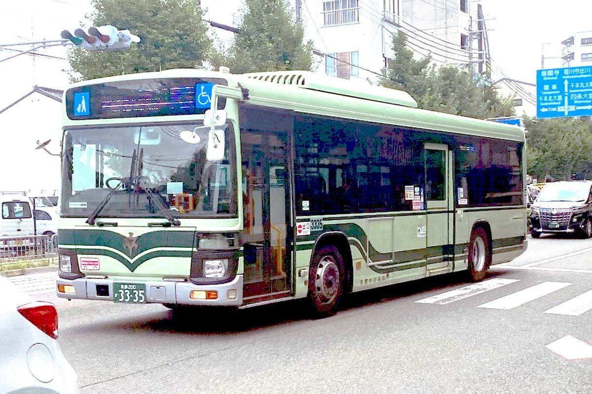 今出川通を走る京都市バス（画像：高田泰）