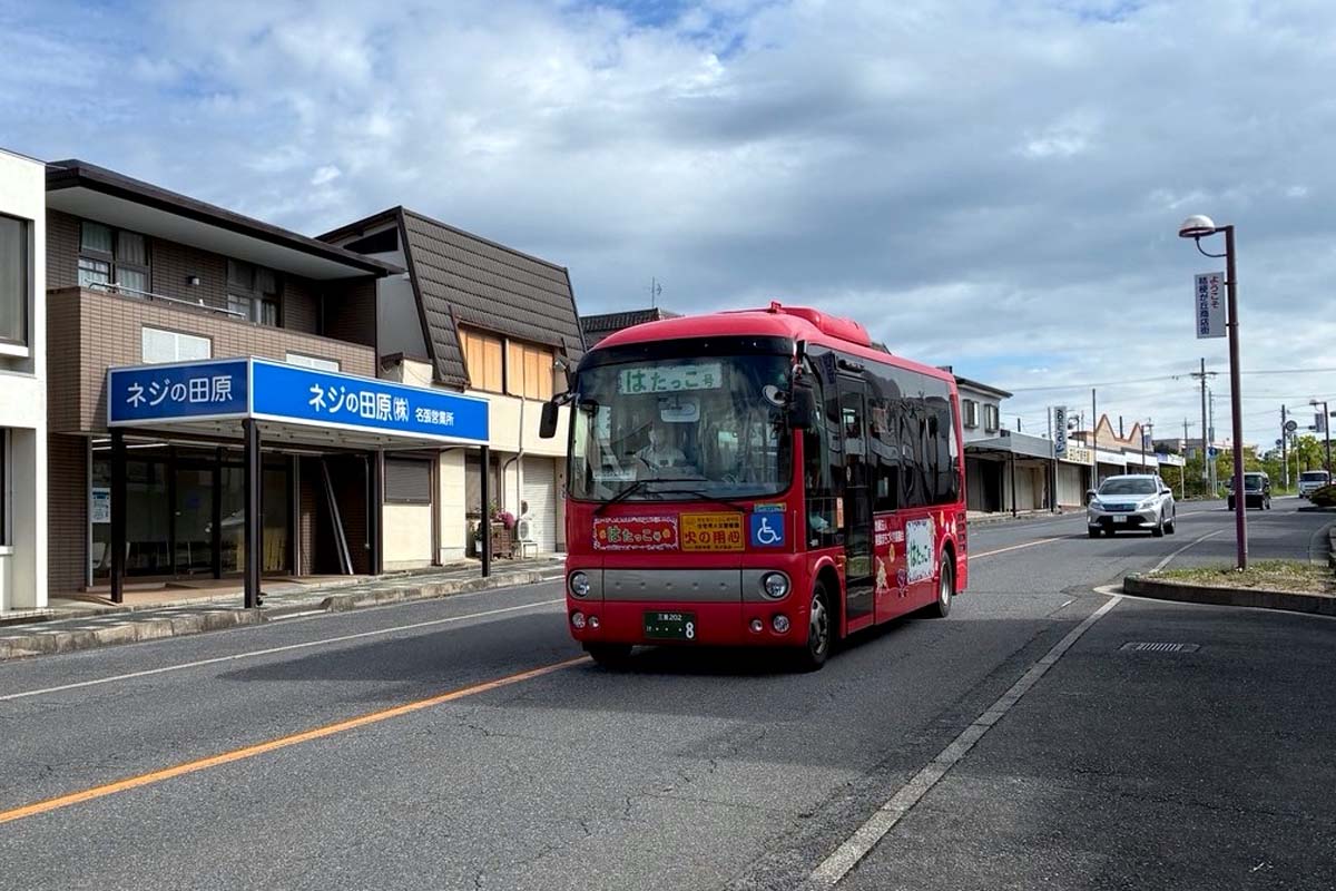 商業区画を走るコミュニティーバス（画像：高田泰）