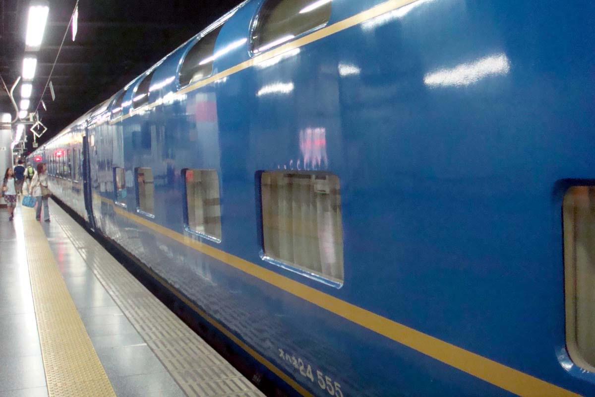 かつて上野～青森間を走った寝台特急「あけぼの」。最盛期は毎日3往復運行。2014年に定期運行を終えた（画像：写真AC）