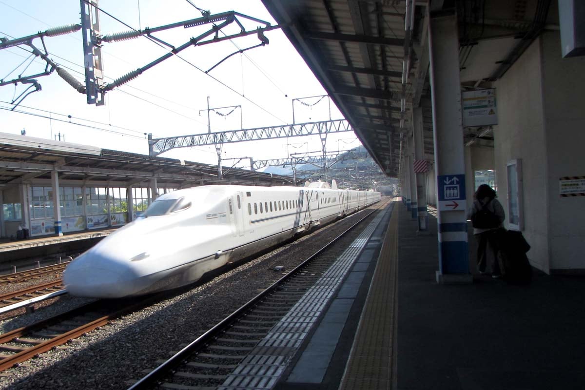 新尾道駅を通過する「のぞみ」。（画像：菅原康晴）