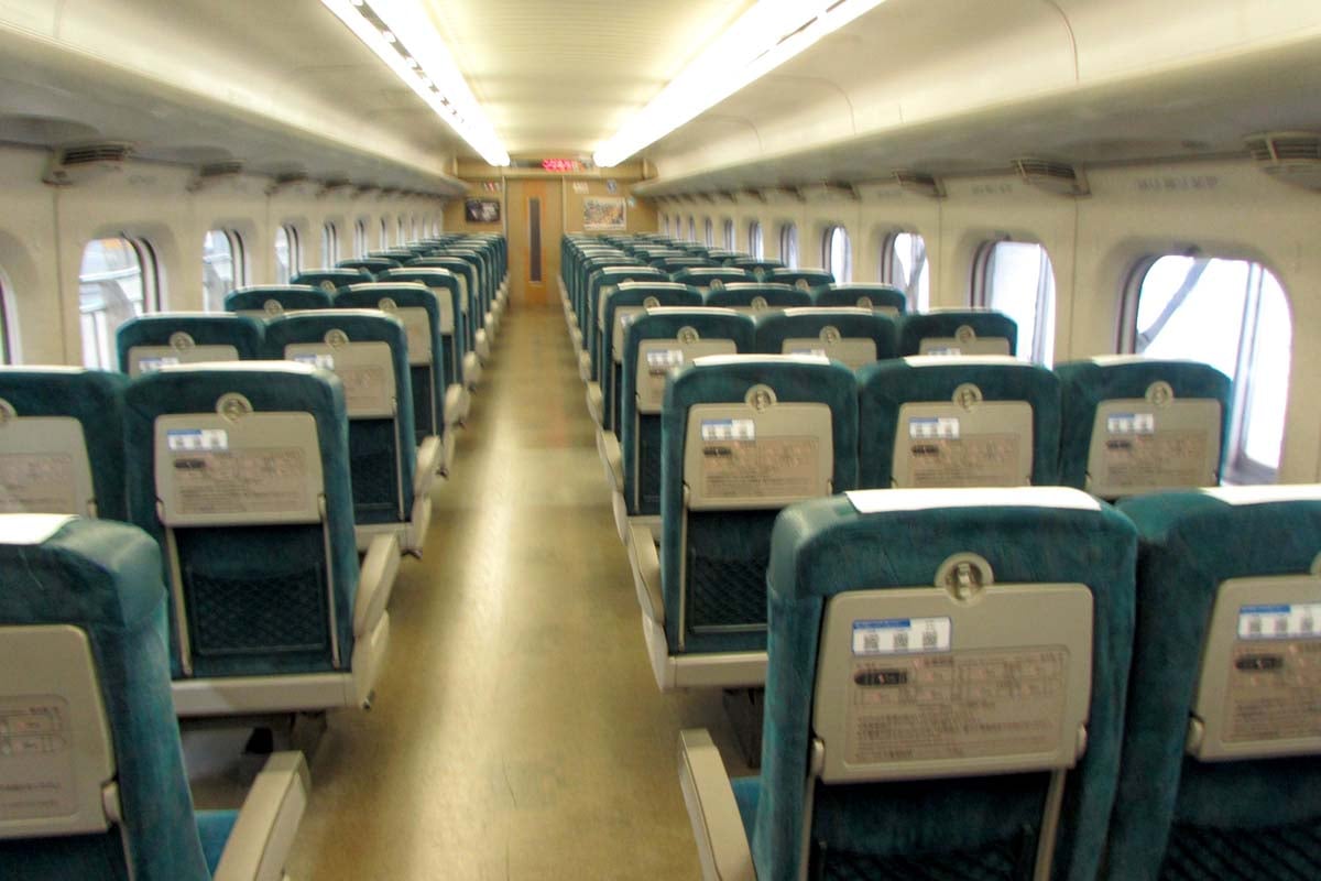 キャパに余裕がある山陽新幹線「こだま」の車内（画像：菅原康晴）