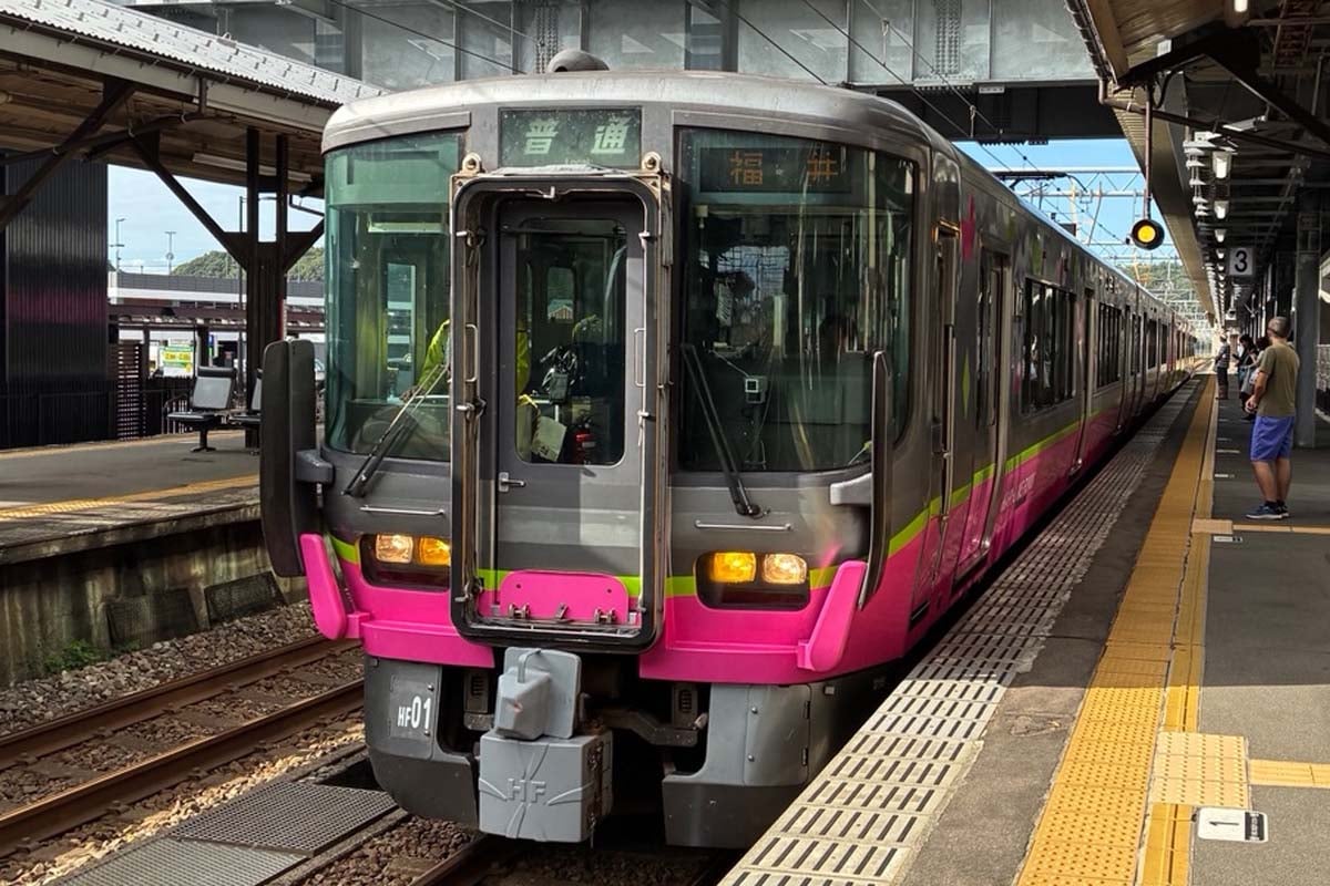 芦原温泉駅に到着したハピラインふくいの列車（画像：高田泰）
