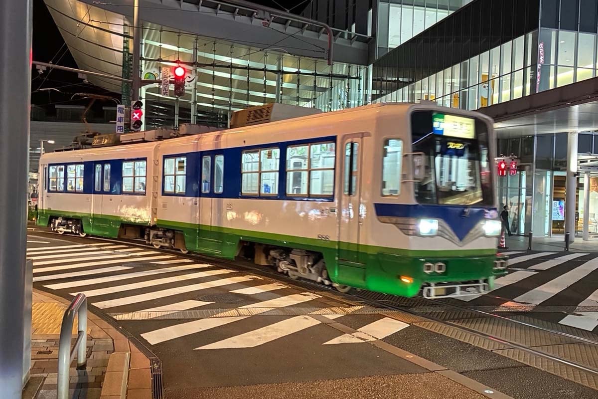 福井駅近くを走る福井鉄道の路面電車（画像：高田泰）