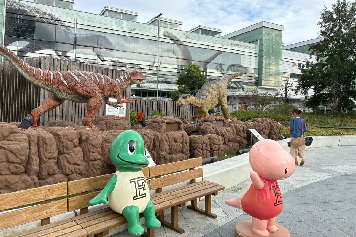 福井駅前に設置された恐竜モニュメント（画像：高田泰）