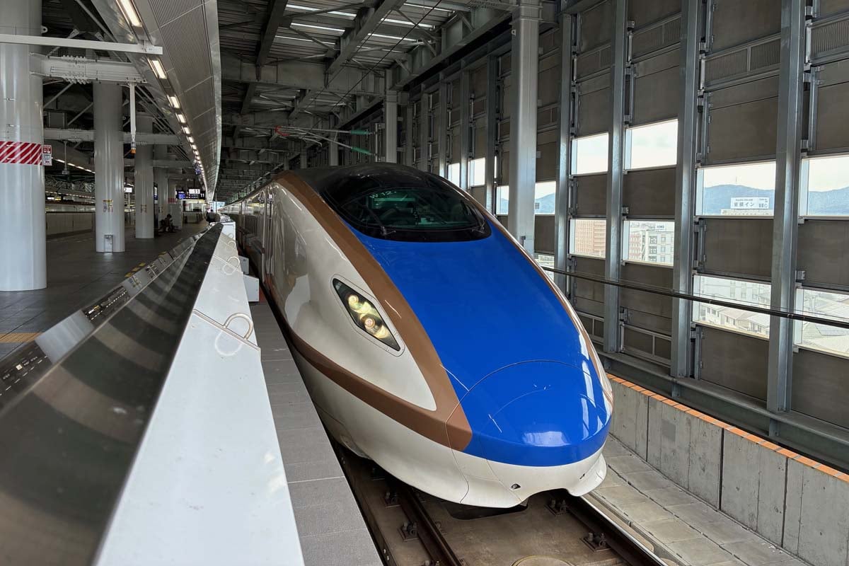 敦賀駅で出発を待つ北陸新幹線「つるぎ」（画像：高田泰）
