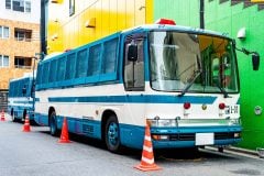 街中で見かける「青白バス」 実は容疑者は1人も乗っていなかった！