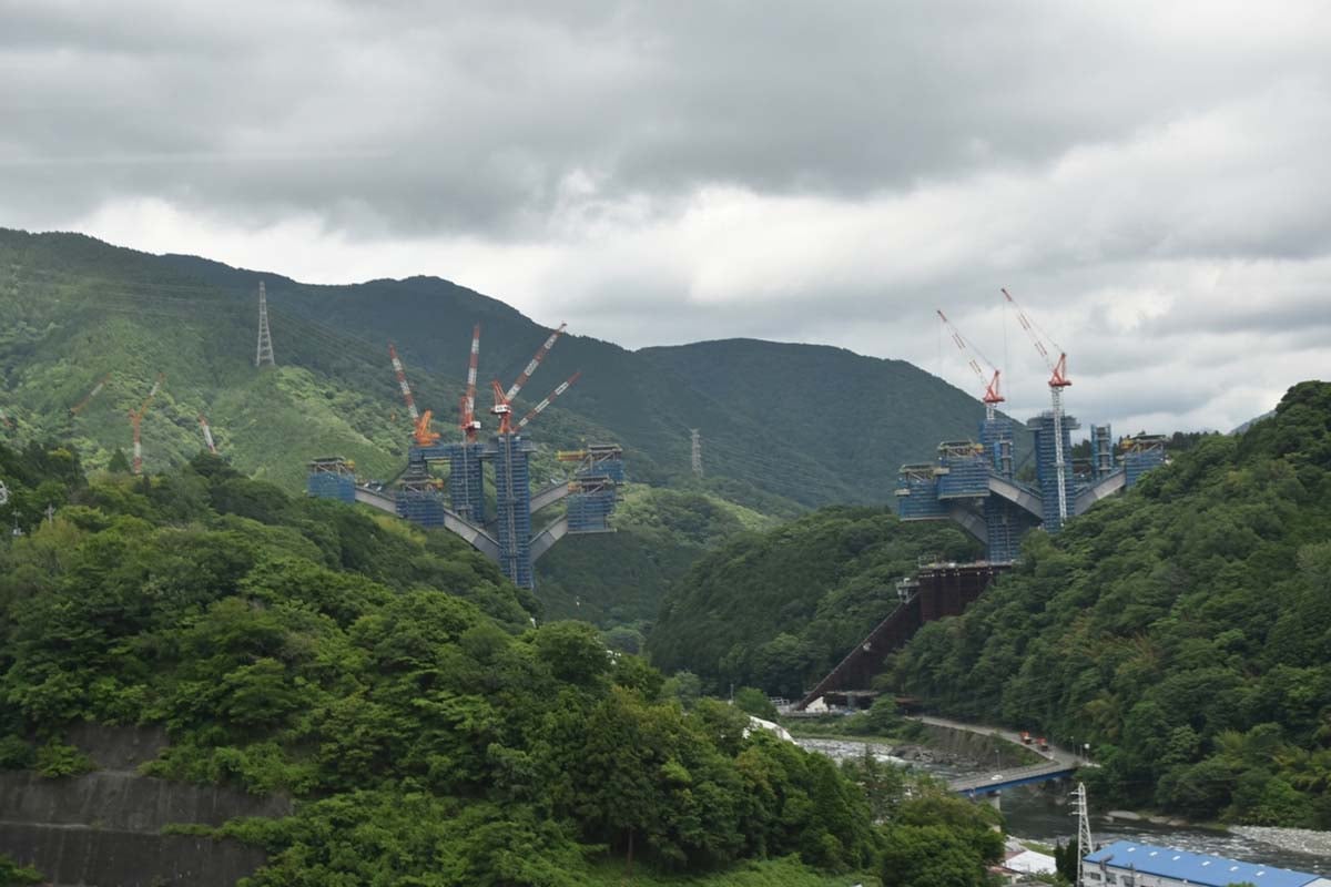 難航する新東名山岳地帯の工事(画像:写真AC)