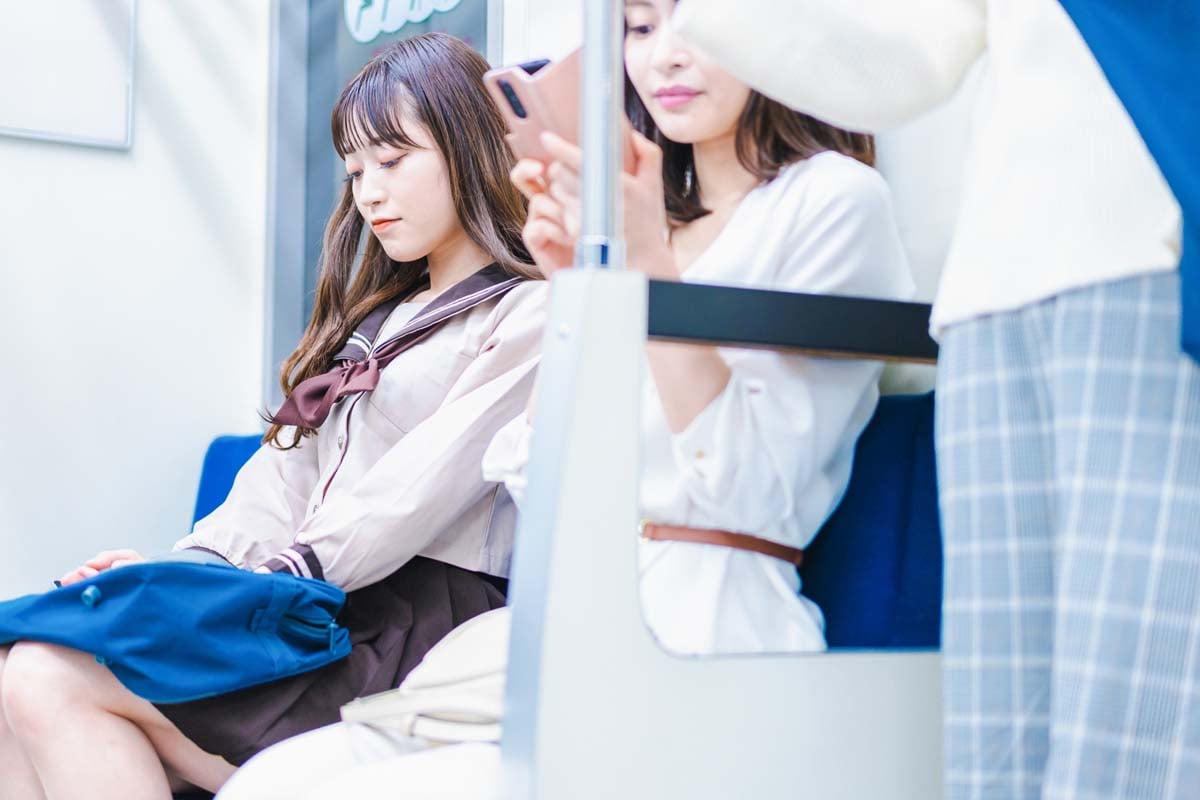 電車通学する学生イメージ（画像：写真AC）