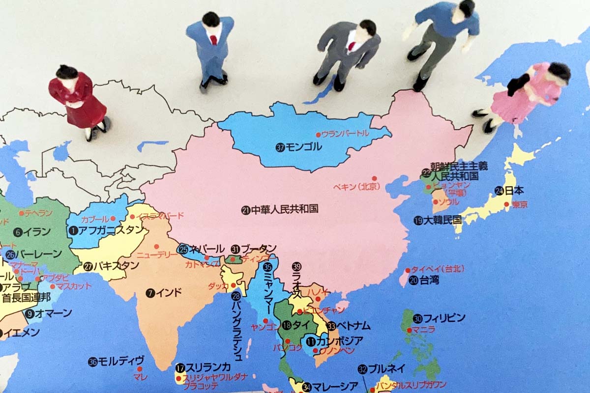 アジアの国々を見つめる人々のイメージ（画像：写真AC）