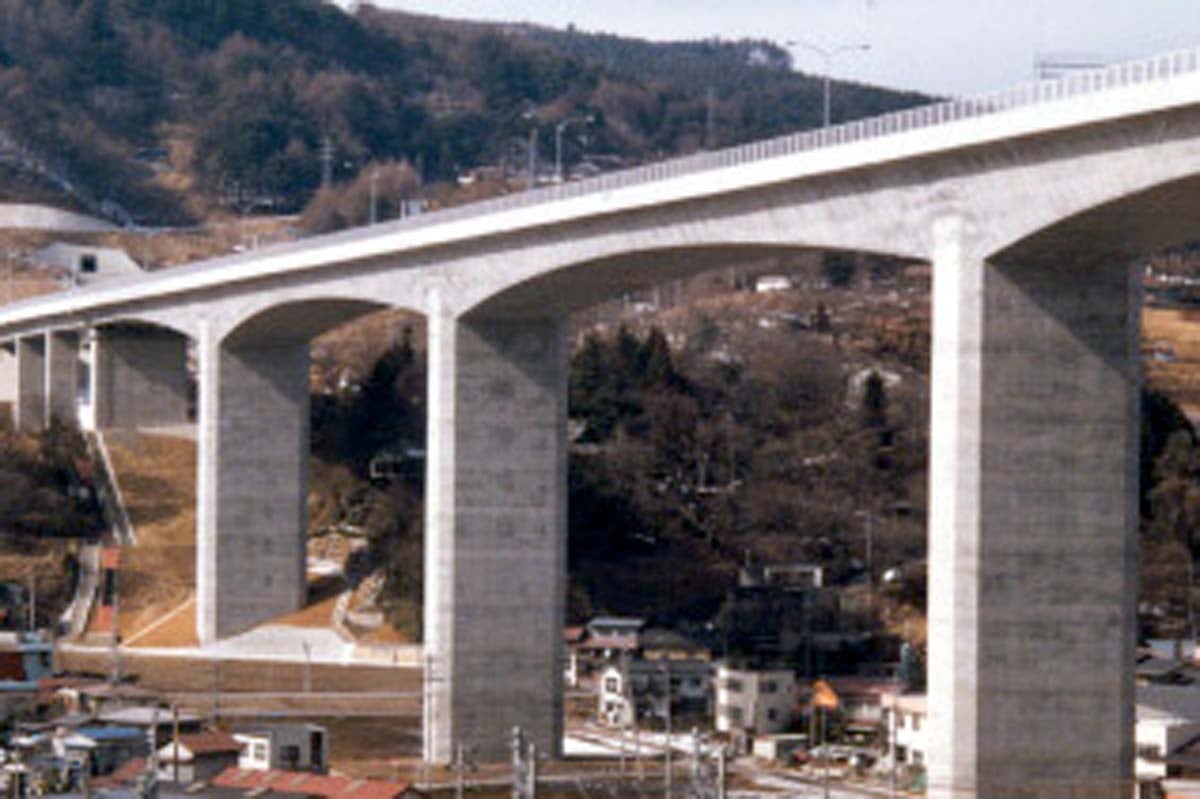 建築直後に撮影された岡谷高架橋(画像:NEXCO中日本)