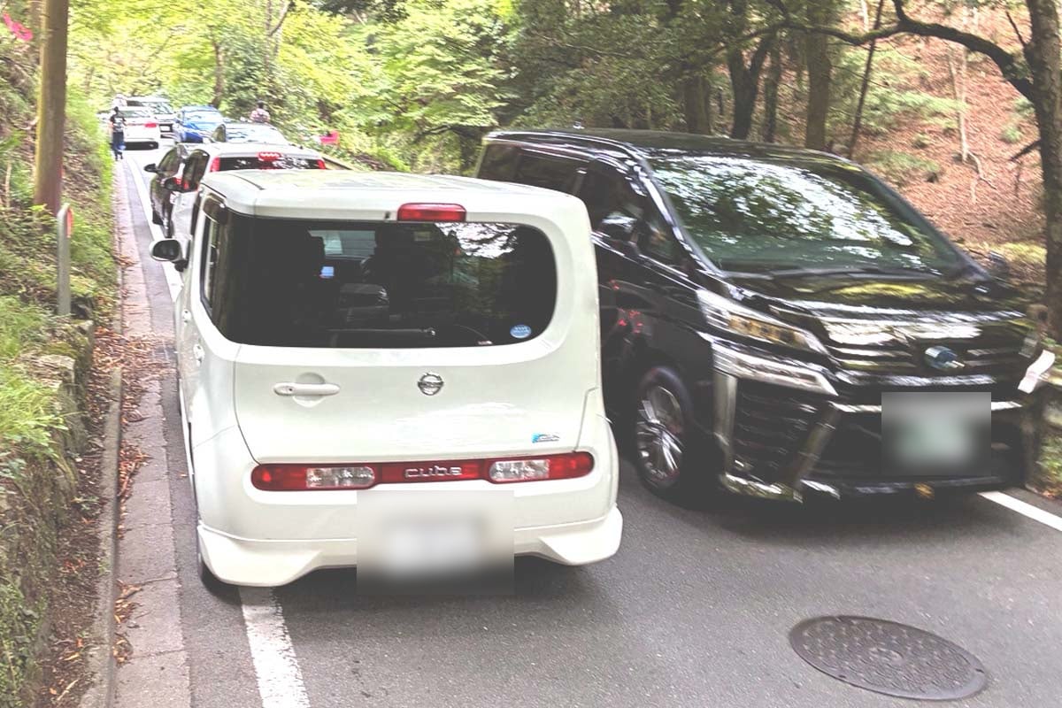 渋滞で乗用車が立ち往生する府道・上黒田貴船線（画像：高田泰）