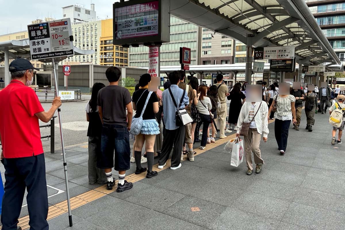 行列が常態化している京都駅烏丸口の清水方面行きバス乗り場(画像:高田泰)