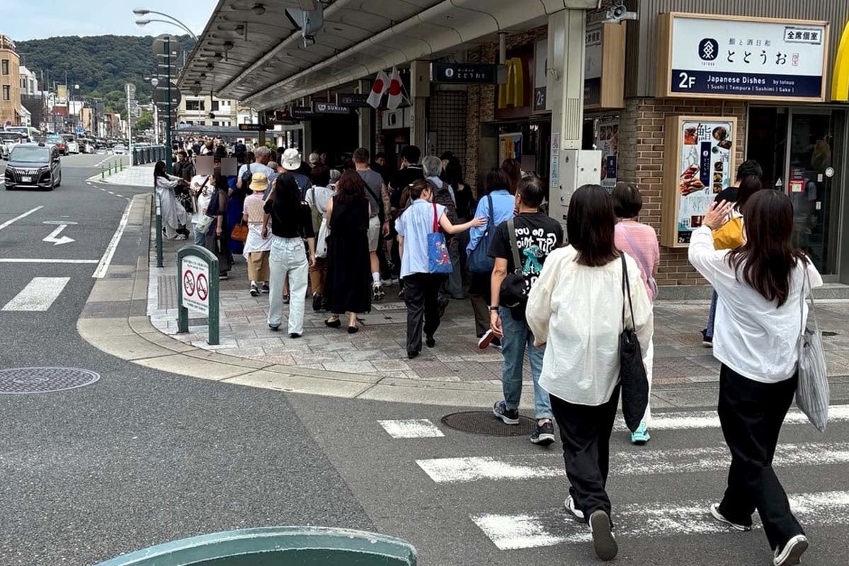 訪日客が歩道を埋め尽くす四条河原町（画像：高田泰）