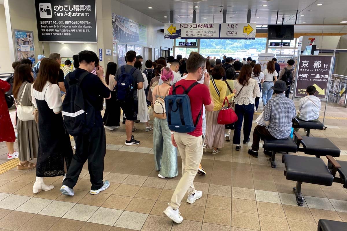 混雑が続くJR嵯峨嵐山駅の改札（画像：高田泰）