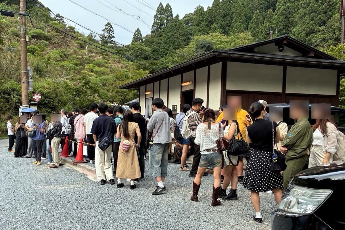 バス待ちの行列ができた貴船地区の停留所（画像：高田泰）
