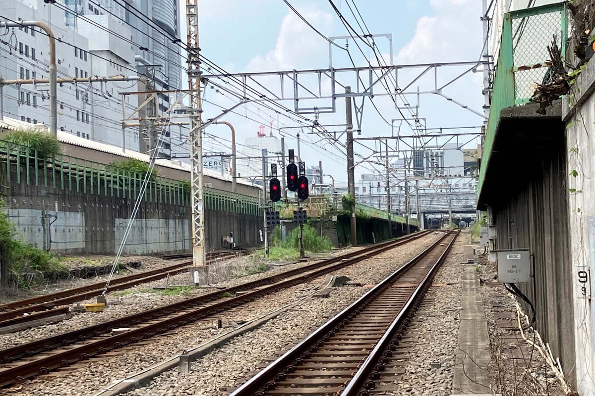 新宿駅南側にある特急用引上線。ここを嵩上げの上、新たな中央線上り線として使う（画像：北村幸太郎）