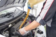 エンジンオイルを「価格」だけで判断してはいけない根本理由――安価選択が潜む思わぬ“落とし穴”とは