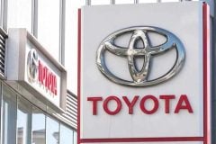 トヨタは国内投資、テスラは技術拡大――戦略再編が進む自動車業界、地殻変動のカギは何か？