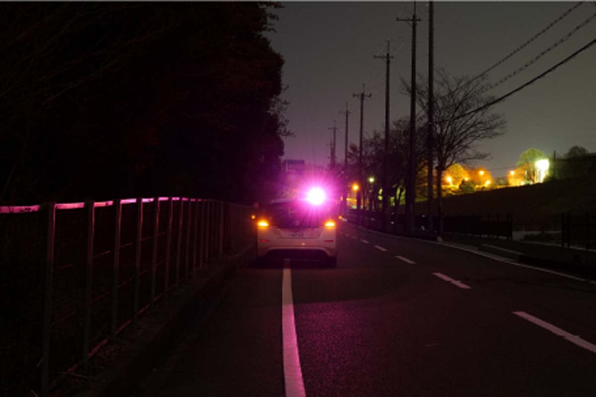 停止車両に取り付けられた紫色のライト(画像:エーモン)