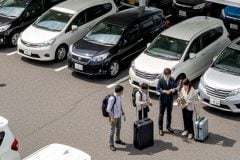 地方のレンタカー店に「SUV」「ミニバン」が多い理由──都市はコンパクト車なのに? 道路・気候・生活環境が導く車種選択とは