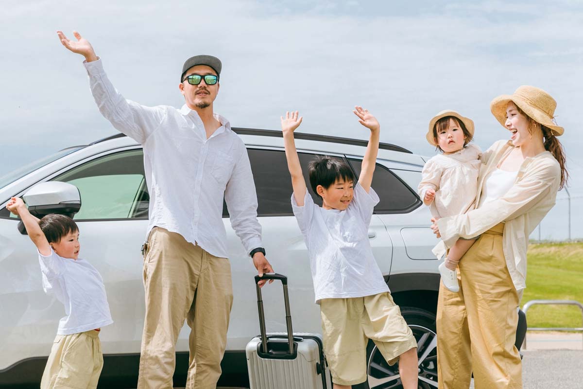 自動車を使った家族旅行（画像：写真AC）