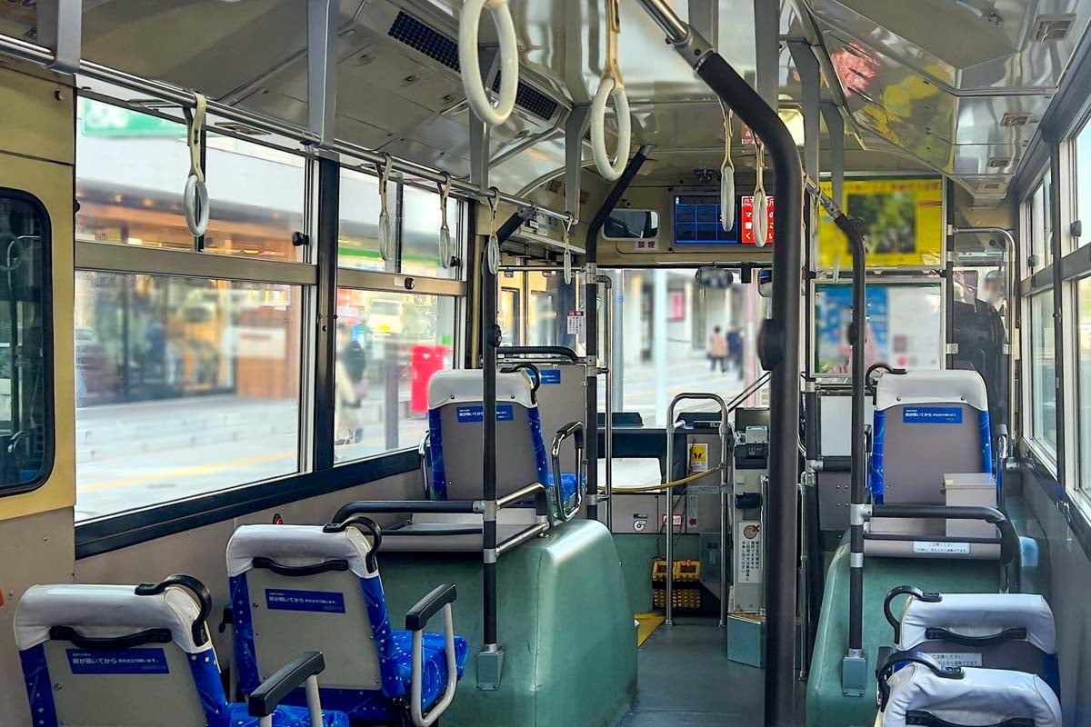 バスの車内（画像：写真AC）