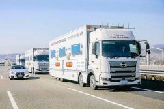 ドライバー不足を「無人」で救え！ “トラック隊列走行”が実現する3分の1コスト削減の経済学