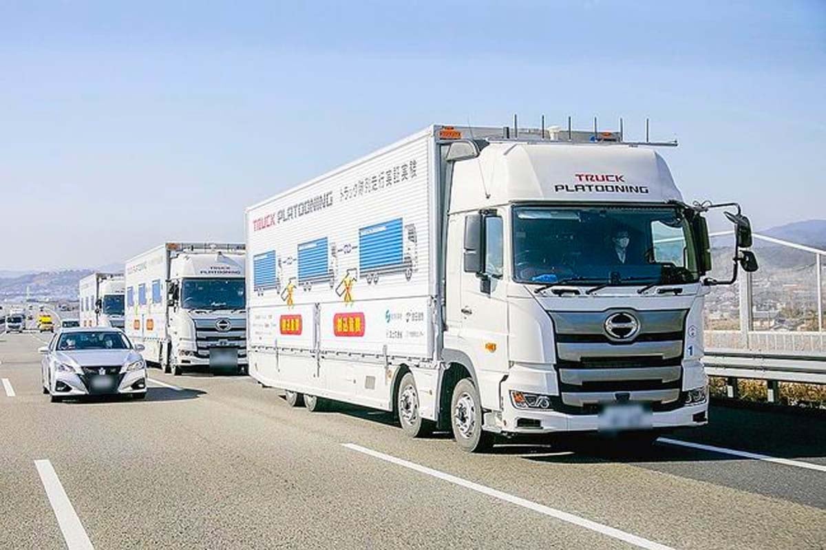 トラック隊列走行の実証実験の様子（画像：日本自動車会議所）
